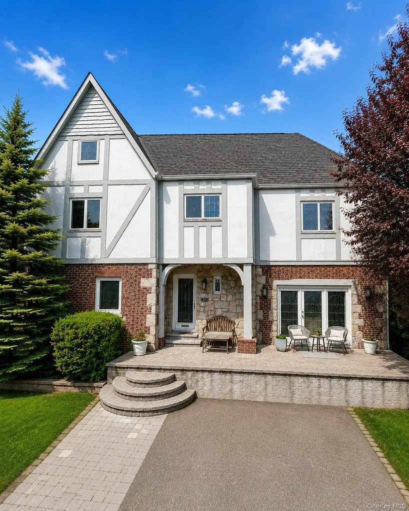 6 Manor Lane Woodsburgh NY 11598