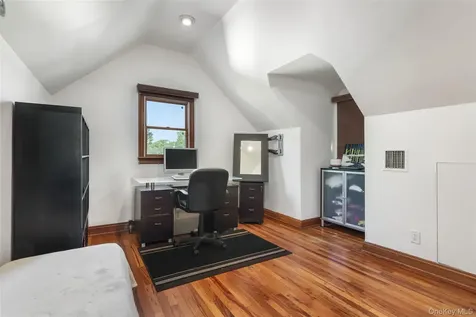 187 Commonwealth Avenue Massapequa NY 11758