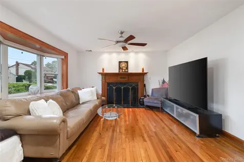 187 Commonwealth Avenue Massapequa NY 11758