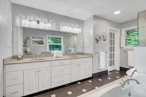 71 Dyke Road Setauket NY 11733