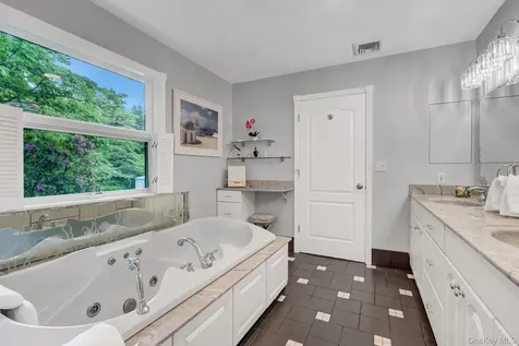 71 Dyke Road Setauket NY 11733