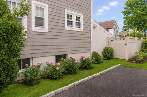 11 Summit Street Eastchester NY 10709