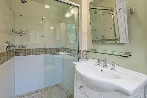 305 Stratton Road New Rochelle NY 10804