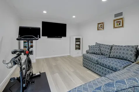305 Stratton Road New Rochelle NY 10804
