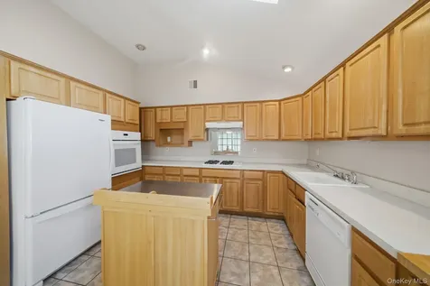 40 Willow Court Manorville NY 11949