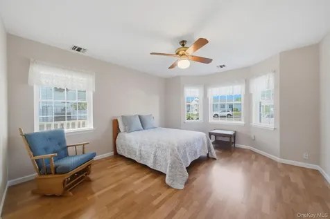 40 Willow Court Manorville NY 11949