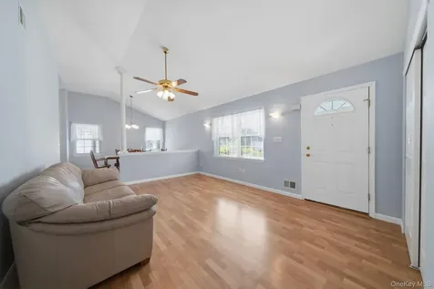 40 Willow Court Manorville NY 11949