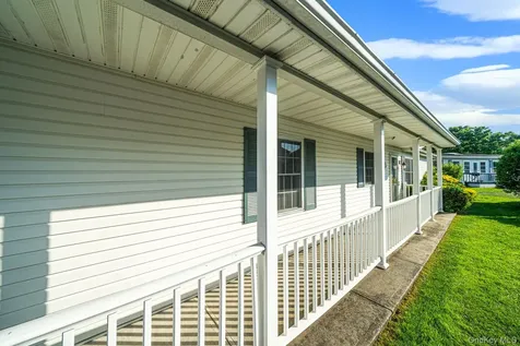 40 Willow Court Manorville NY 11949