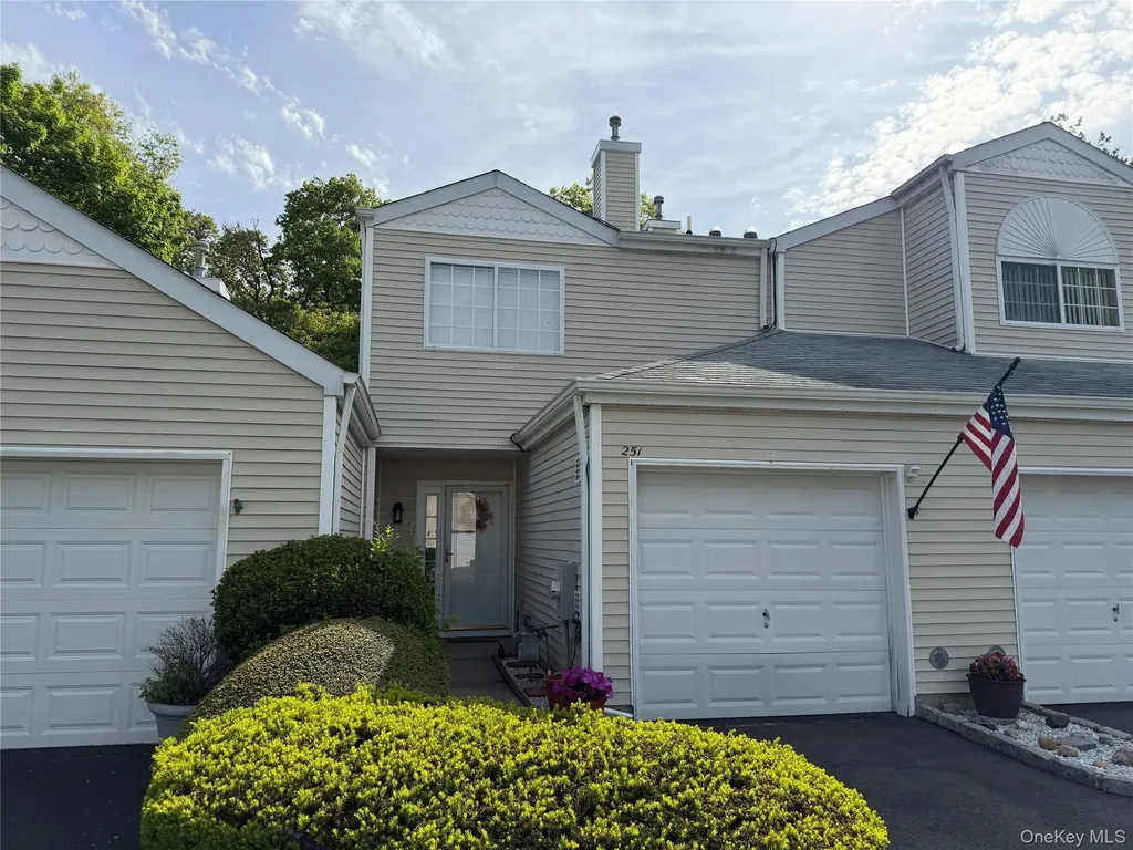 251 Barn Swallow Court Manorville NY 11949