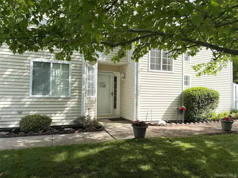 252 Barn Swallow Court Manorville NY 11949