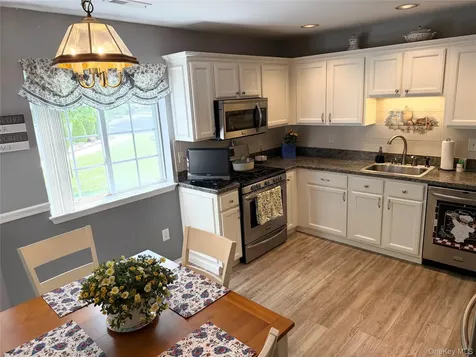 252 Barn Swallow Court Manorville NY 11949