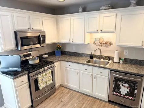 252 Barn Swallow Court Manorville NY 11949
