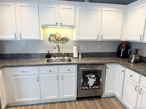 252 Barn Swallow Court Manorville NY 11949