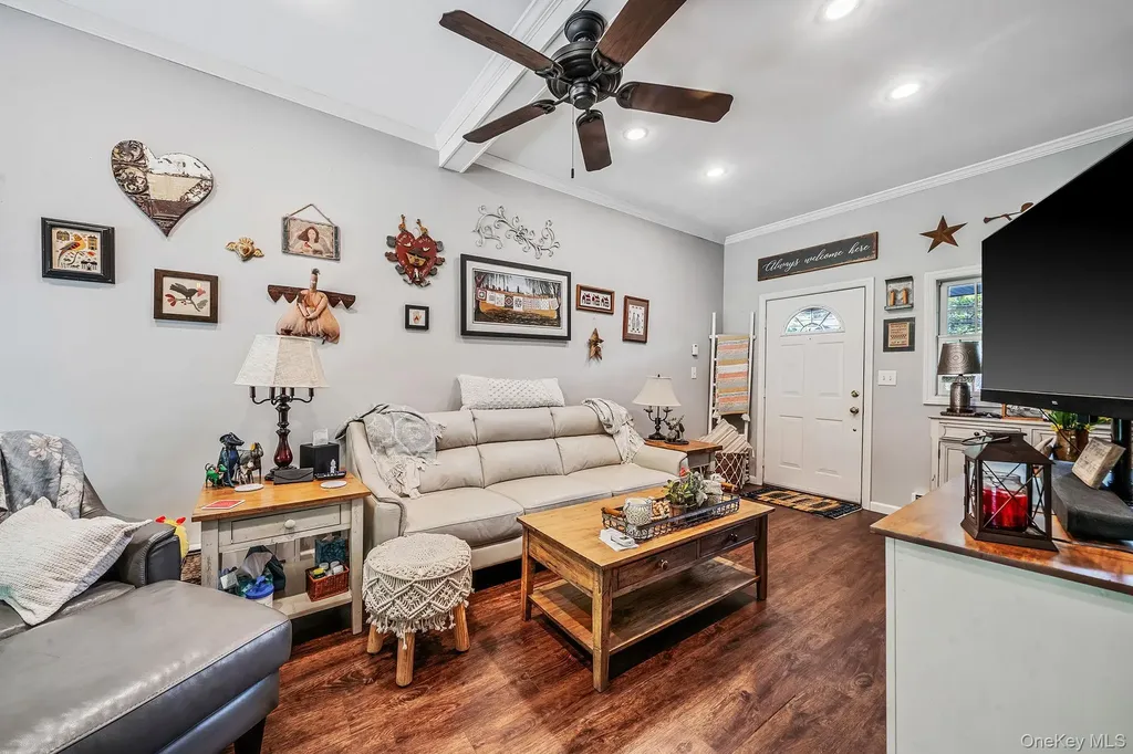 53 Mobrey Lane Smithtown NY 11787