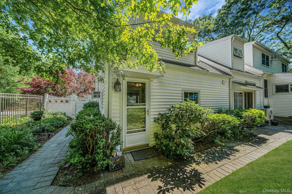 53 Mobrey Lane Smithtown NY 11787