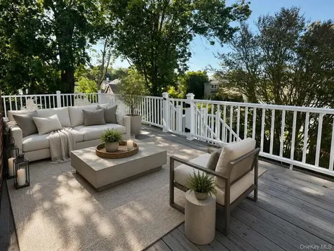 31 Weeks Avenue Oyster Bay NY 11771