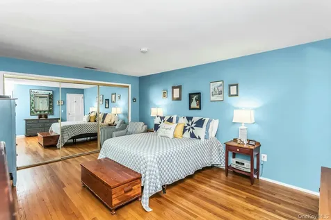 26 Marys Lane Centerport NY 11721