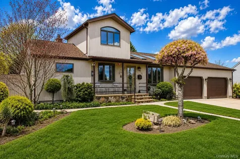 852 Densfield Road West Babylon NY 11704