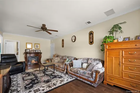 4 Vera Court Centereach NY 11720