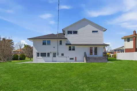 2040 Wellington Court Westbury NY 11590