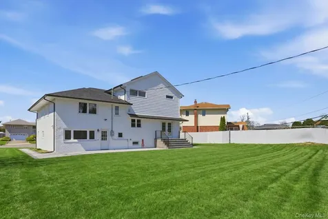 2040 Wellington Court Westbury NY 11590