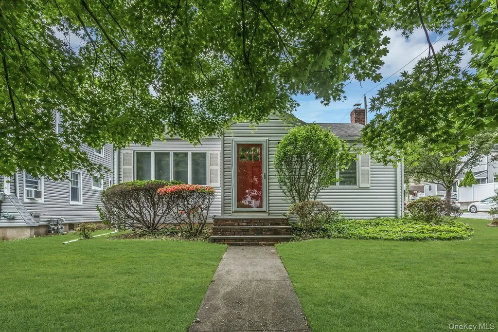 1 Coles Glen Cove NY 11542