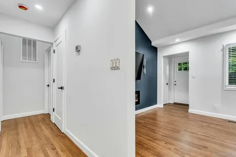 1 Coles Glen Cove NY 11542