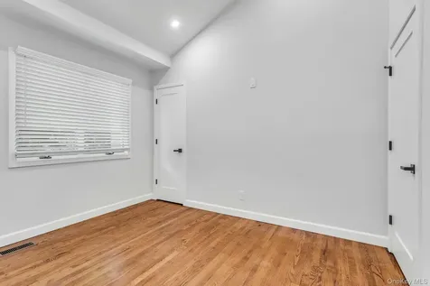 1 Coles Glen Cove NY 11542