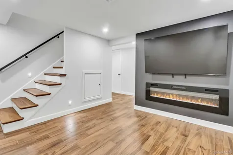 1 Coles Glen Cove NY 11542