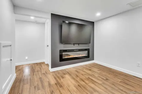 1 Coles Glen Cove NY 11542