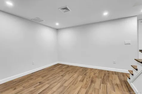 1 Coles Glen Cove NY 11542