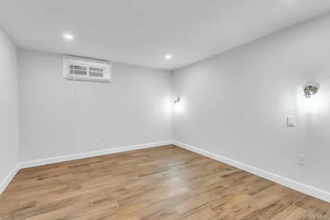 1 Coles Glen Cove NY 11542
