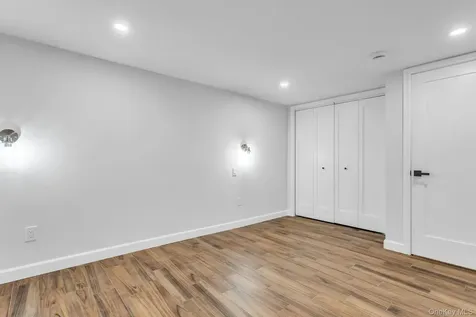 1 Coles Glen Cove NY 11542