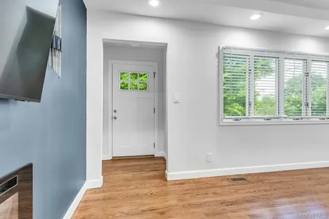 1 Coles Glen Cove NY 11542