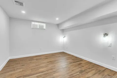 1 Coles Glen Cove NY 11542
