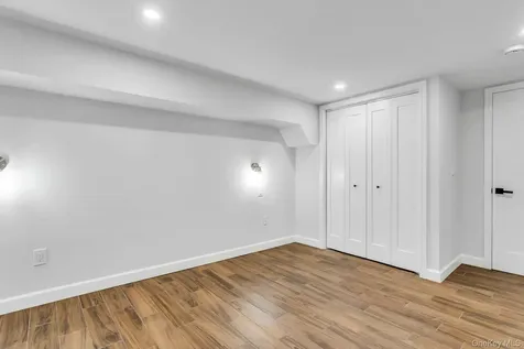 1 Coles Glen Cove NY 11542