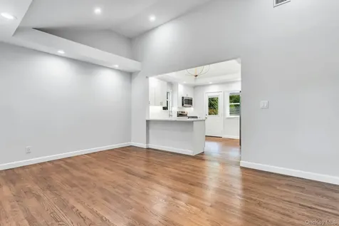1 Coles Glen Cove NY 11542
