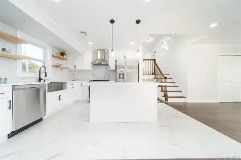 8 Spector Lane Plainview NY 11803