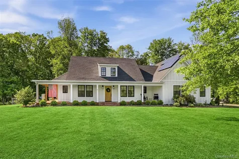 18 Barnstormer Lane Red Hook NY 12571