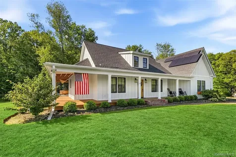 18 Barnstormer Lane Red Hook NY 12571