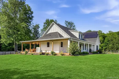 18 Barnstormer Lane Red Hook NY 12571