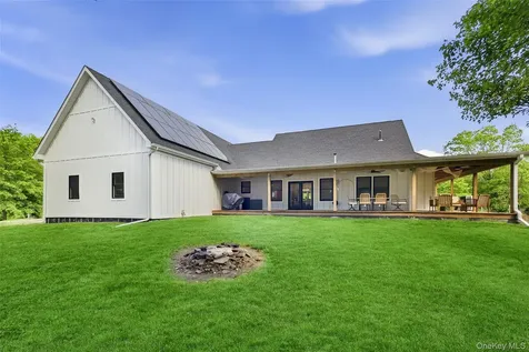 18 Barnstormer Lane Red Hook NY 12571