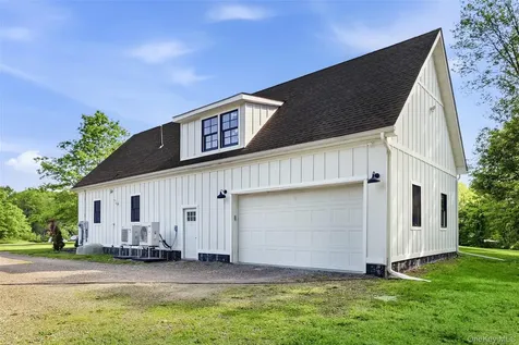 18 Barnstormer Lane Red Hook NY 12571