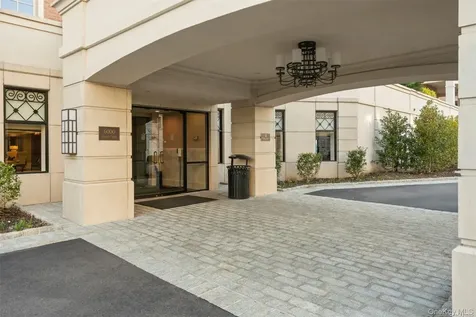 3000 Royal Court North Hills NY 11040