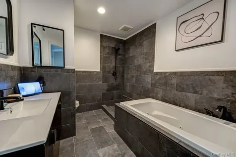 34 Carriage Lane Plainview NY 11803