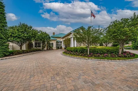 34 Carriage Lane Plainview NY 11803
