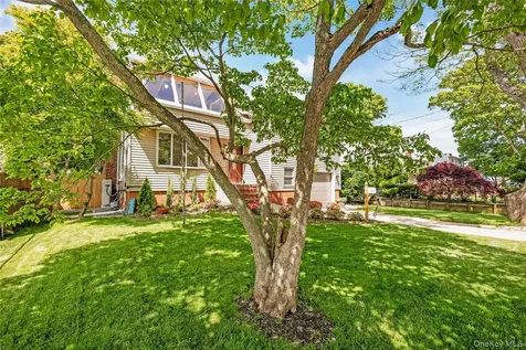 233 Walnut Street Massapequa Park NY 11762