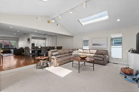 21 Beaumont Drive Plainview NY 11803