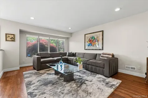 21 Beaumont Drive Plainview NY 11803