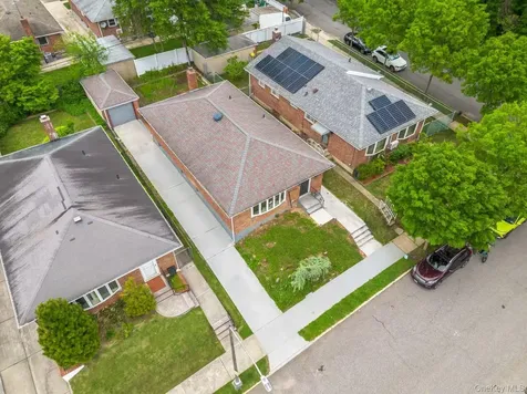 22659 76th Road Oakland Gardens NY 11364